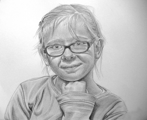 Portrait de Céliane aux crayons graphite en 8 étapes, durée estimée 6h