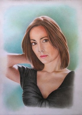Portrait de jeune femme aux crayons de couleur en 16 étapes, durée estimée 6 heures